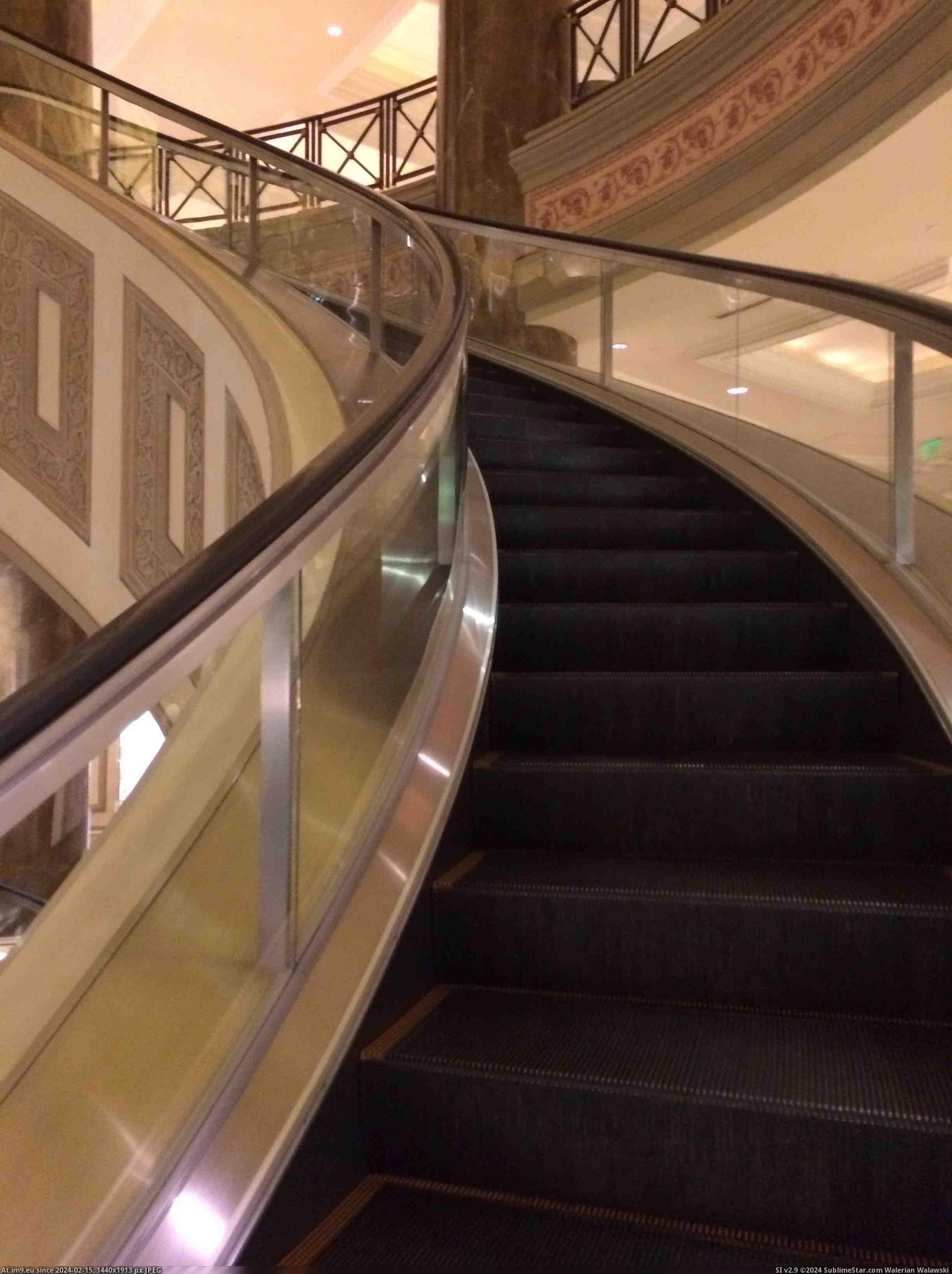 #Hotel #Escalators #Spiral [Mildlyinteresting] My hotel has spiral escalators Pic. (Obraz z album My r/MILDLYINTERESTING favs))