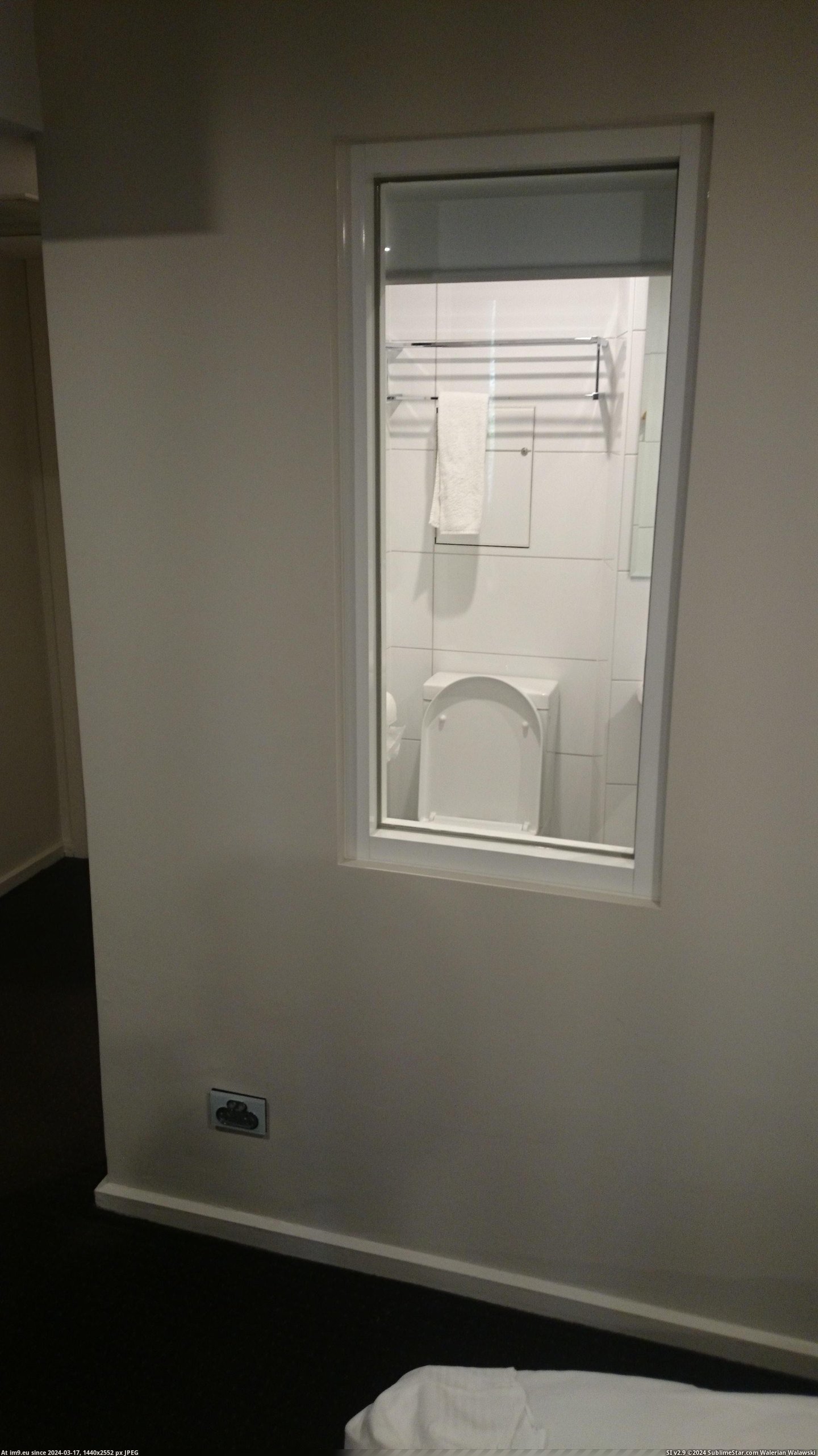 #Room #Window #Toilet #Hotel [Mildlyinteresting] My hotel room has a window to the toilet inside it Pic. (Obraz z album My r/MILDLYINTERESTING favs))