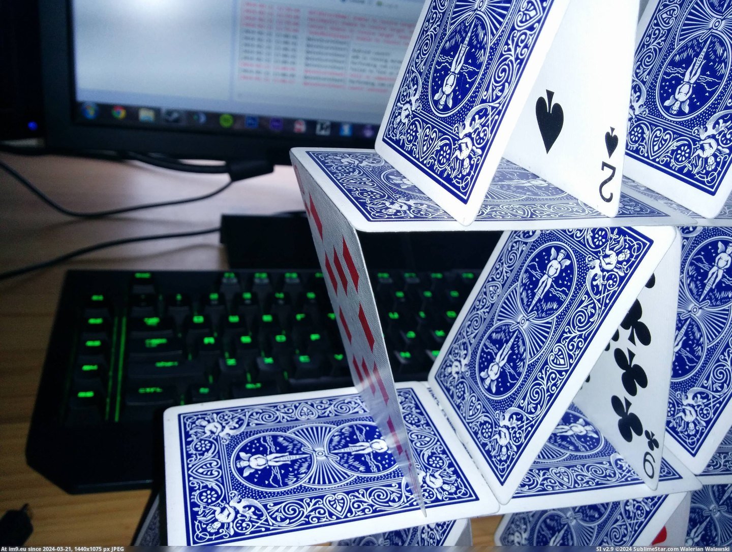 #House #Cards #Collapsed #Ended #Partially [Mildlyinteresting] My house of cards partially collapsed and somehow ended up like this. Pic. (Obraz z album My r/MILDLYINTERESTING favs))
