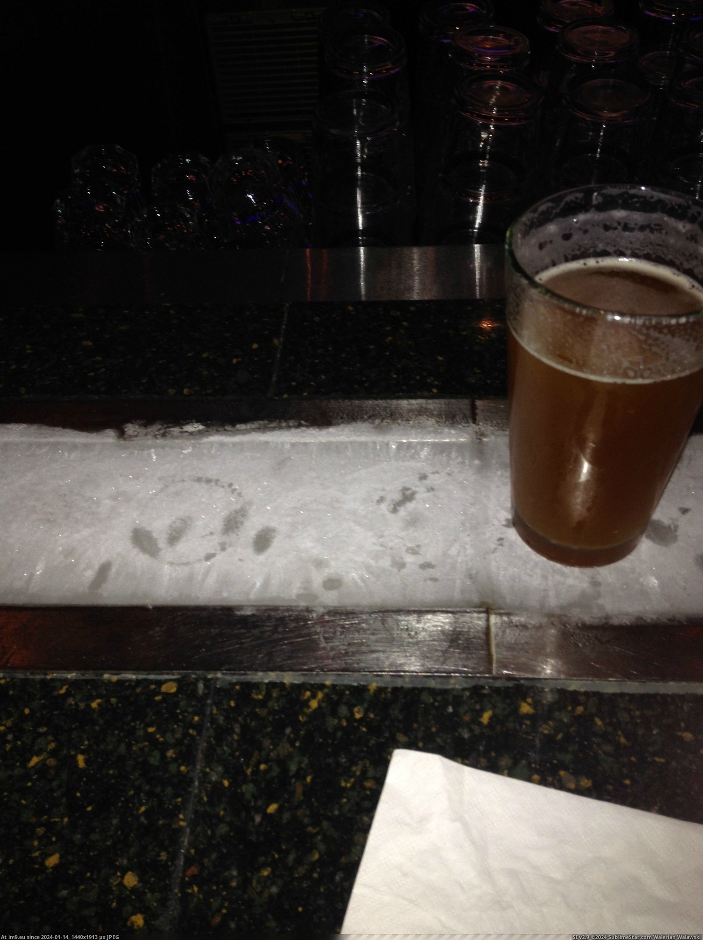 #Strip #Ice #Bar #Drinks #Local #Cold [Mildlyinteresting] My local bar has an ice strip to keep your drinks cold. Pic. (Bild von album My r/MILDLYINTERESTING favs))