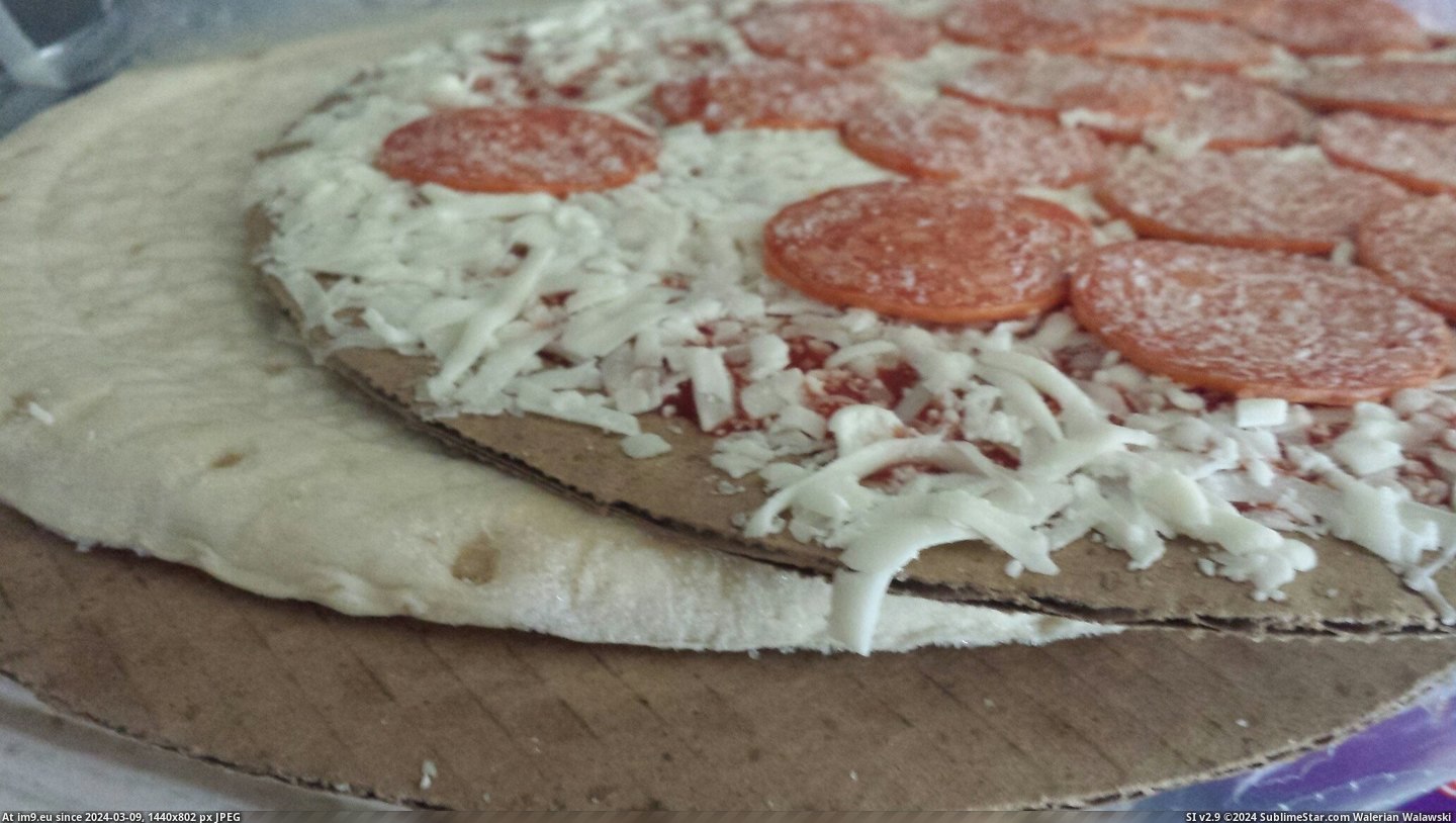 #Pizza #Layer #Crust #Cardboard [Mildlyinteresting] My pizza came with a cardboard crust layer. Pic. (Image of album My r/MILDLYINTERESTING favs))