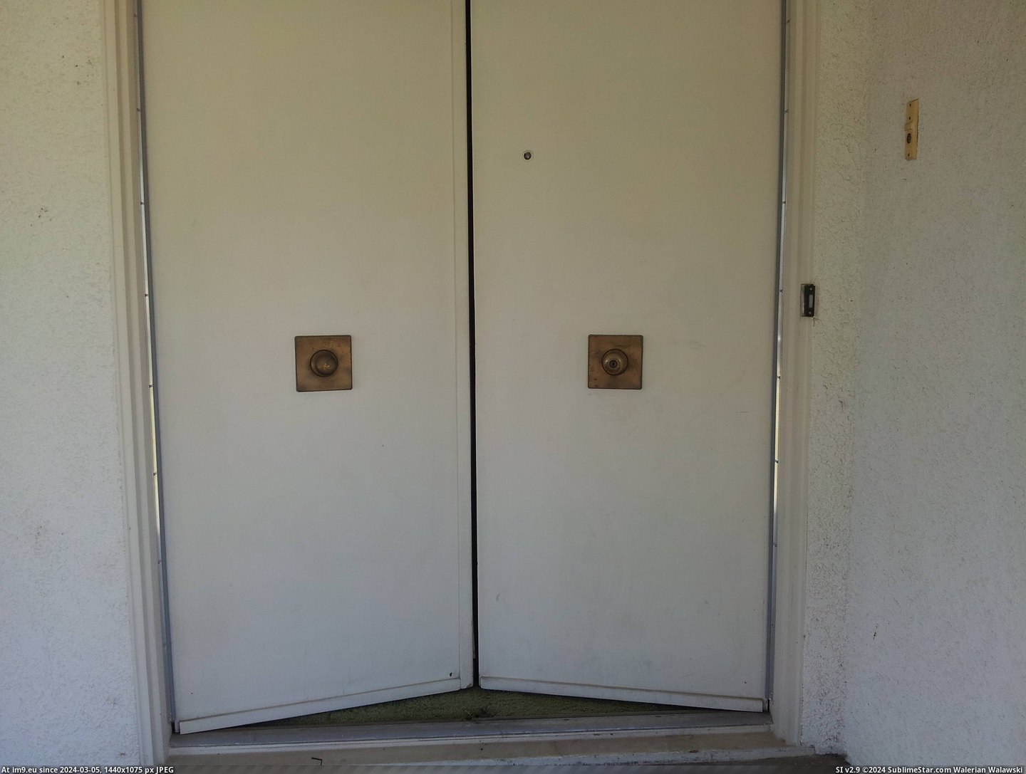 #Sister #House #Knobs #Door #Moved [Mildlyinteresting] My sister just moved into a house with door knobs in the middle of the door. 1 Pic. (Obraz z album My r/MILDLYINTERESTING favs))