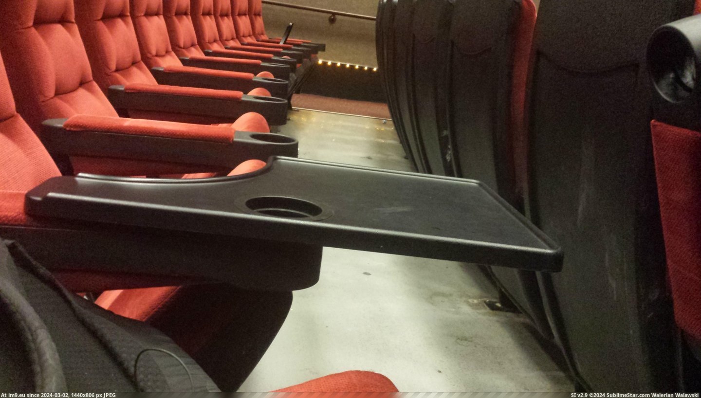 #Movie #Fit #Classes #University #Theatre [Mildlyinteresting] My university has classes in a movie theatre and we have desks that fit into the cupholders. Pic. (Obraz z album My r/MILDLYINTERESTING favs))