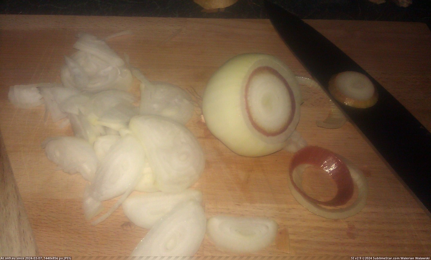 #One #White #Layer #Onions #Brown #Cut [Mildlyinteresting] One of my white onions had a brown layer when I cut it open Pic. (Image of album My r/MILDLYINTERESTING favs))