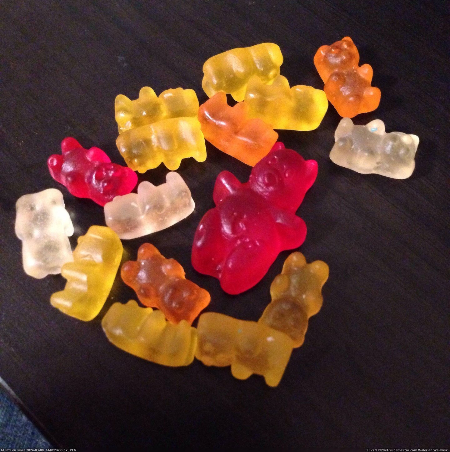 #One #Giant #Gummy #Bag #Bears [Mildlyinteresting] One of the gummy bears in my bag is giant. Pic. (Obraz z album My r/MILDLYINTERESTING favs))