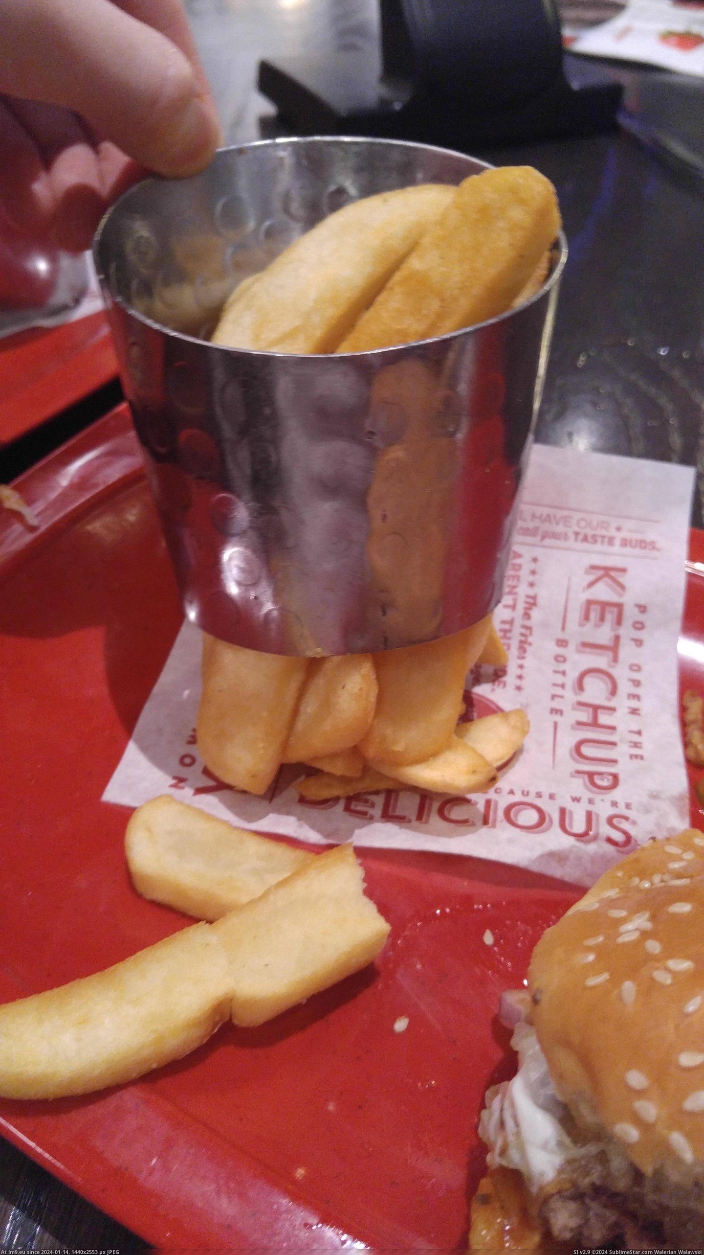 #Red #Bottomless #Fries #Robin #Literally [Mildlyinteresting] Red Robin 'bottomless fries' are literally bottomless. Pic. (Bild von album My r/MILDLYINTERESTING favs))