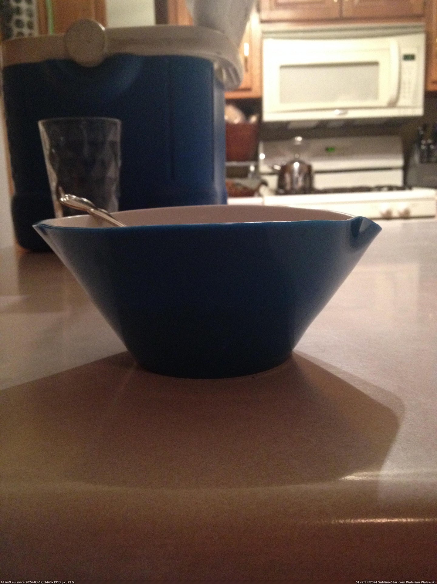 #Was #Perfect #Bowl #Spot #Circular #Sipping #Reformed #Shape #Cereal #Soo #Dishwasher [Mildlyinteresting] Soo my cereal bowl, normally circular in shape, was reformed by my dishwasher to make a perfect sipping spot Pic. (Bild von album My r/MILDLYINTERESTING favs))