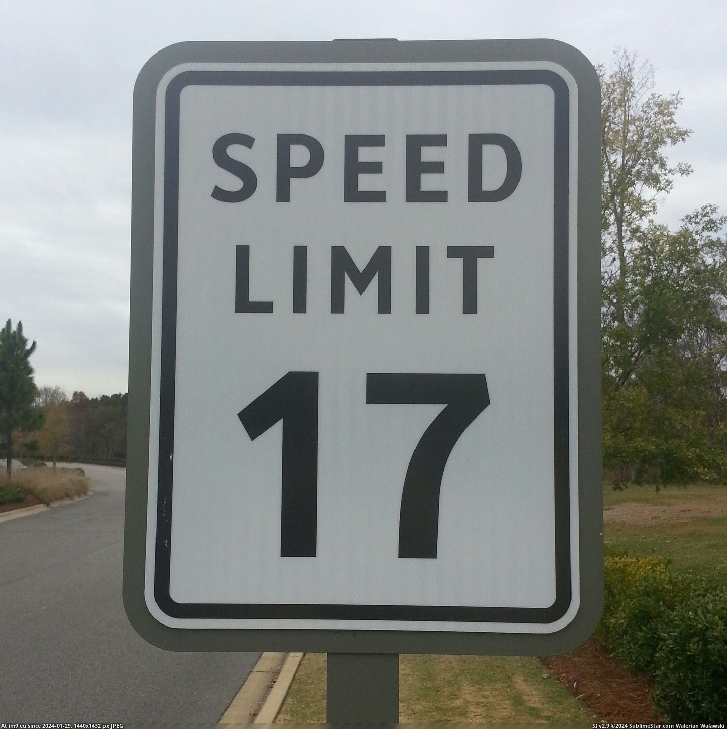#Strange #Limit #Speed [Mildlyinteresting] Strange speed limit sign Pic. (Obraz z album My r/MILDLYINTERESTING favs))