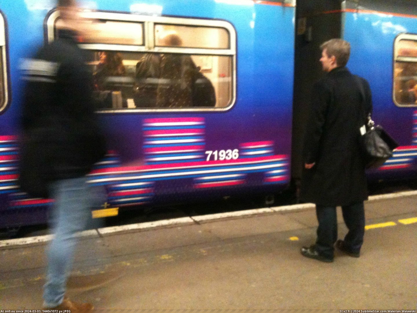 #Moving #Train #Blurry #Stopped #Graphics [Mildlyinteresting] The blurry graphics on this train make it look like it's moving when the train is stopped. Pic. (Obraz z album My r/MILDLYINTERESTING favs))