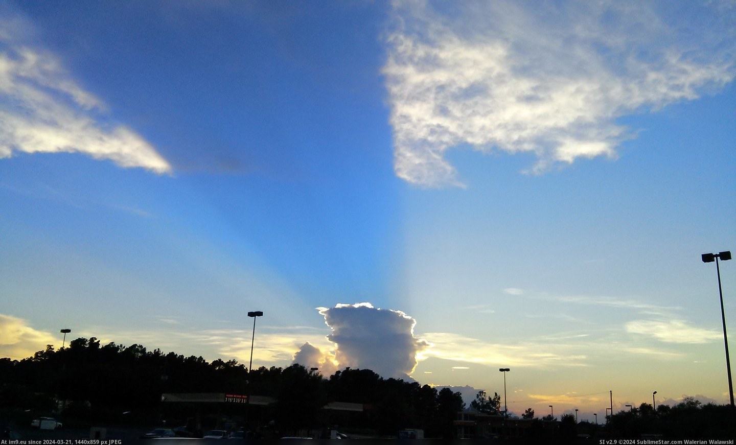 #Sun #Cloud #Halves #Rays #Cuts [Mildlyinteresting] The cloud in the middle cuts the sun's rays that then cuts the cloud ahead of it into halves Pic. (Image of album My r/MILDLYINTERESTING favs))