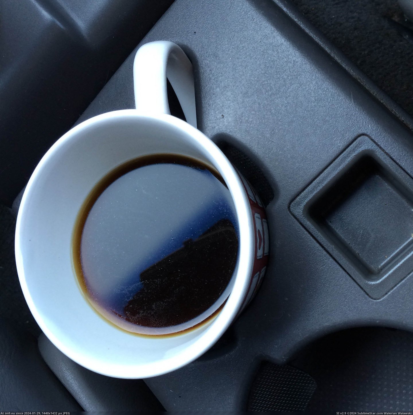 #Cup #Truck #Handles #Holders #Designed #Mug [Mildlyinteresting] The cup holders in my truck appear to be designed for mug handles. Pic. (Obraz z album My r/MILDLYINTERESTING favs))