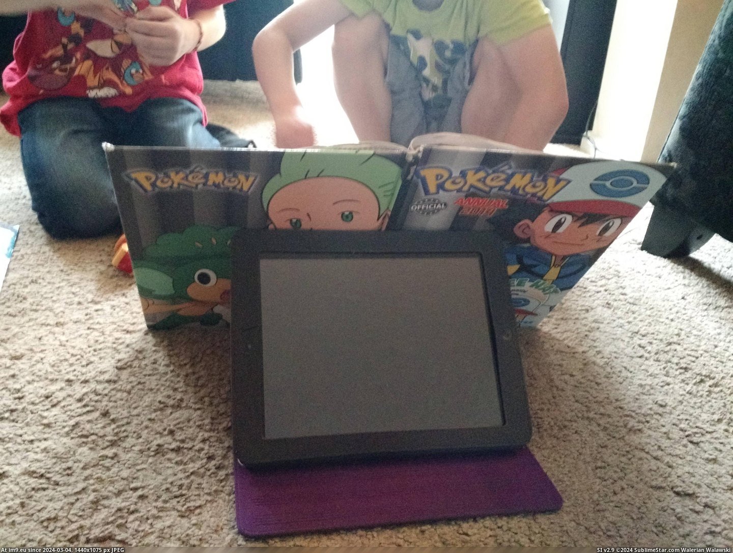 #Kids #Decided #Ipad #Book #Stand [Mildlyinteresting] The kids decided to use the iPad as a book stand Pic. (Image of album My r/MILDLYINTERESTING favs))