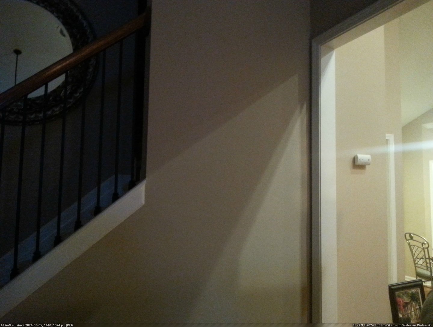 #Lines #Light #Baseboard #Stairs #Doorway [Mildlyinteresting] The light from the doorway lines up with the baseboard of the stairs Pic. (Bild von album My r/MILDLYINTERESTING favs))