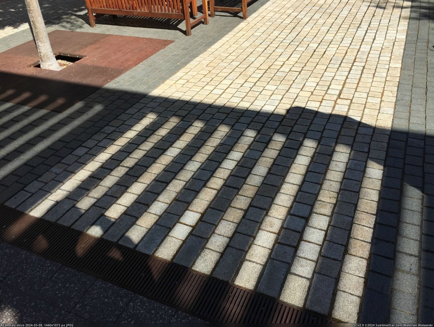 #Lines #Tiles #Shadow [Mildlyinteresting] The shadow lines up with the tiles Pic. (Bild von album My r/MILDLYINTERESTING favs))