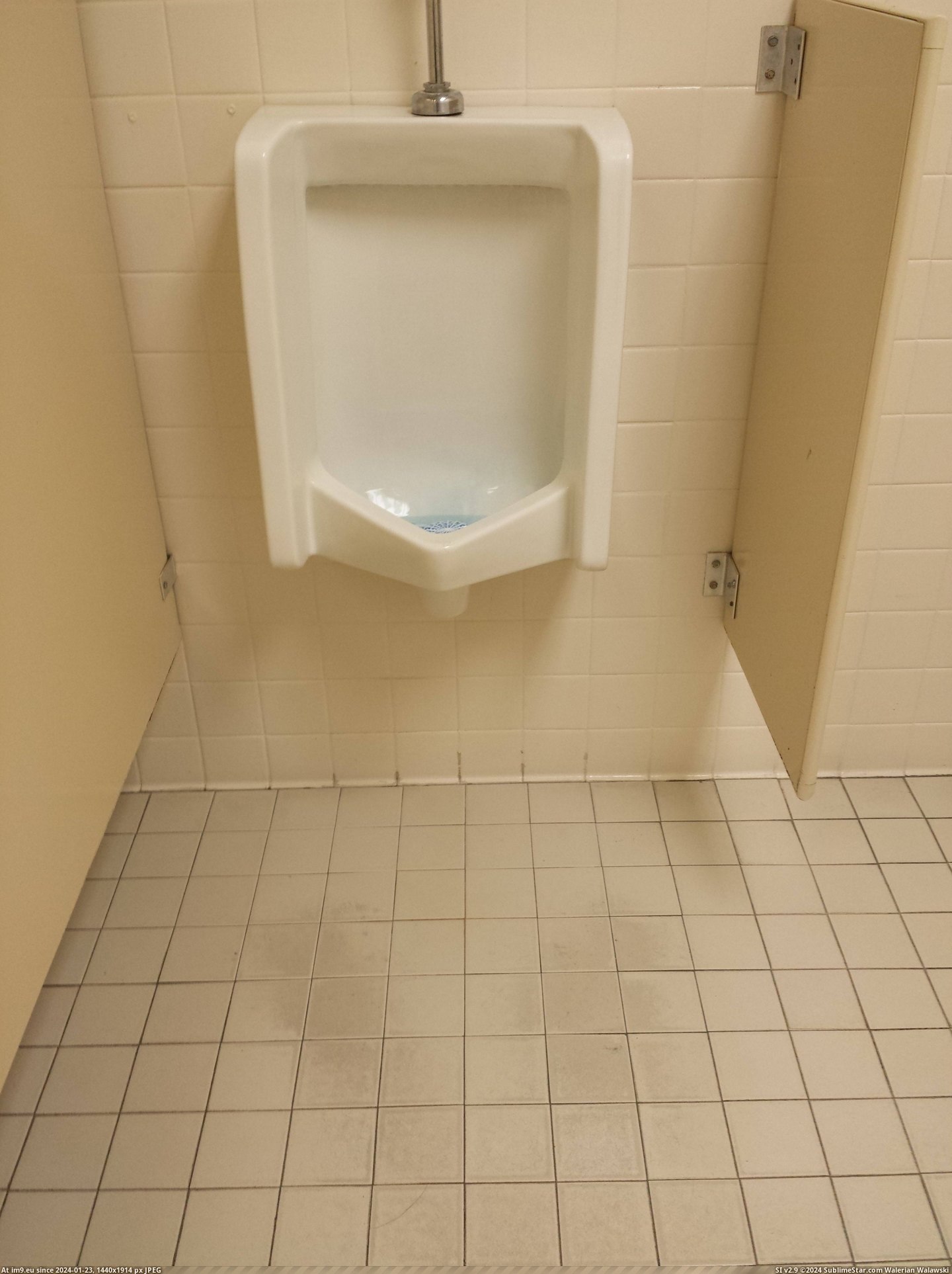 #Are #Front #Footprints #Job #Urinal [Mildlyinteresting] There are footprints in front of the urinal at my job. Pic. (Obraz z album My r/MILDLYINTERESTING favs))