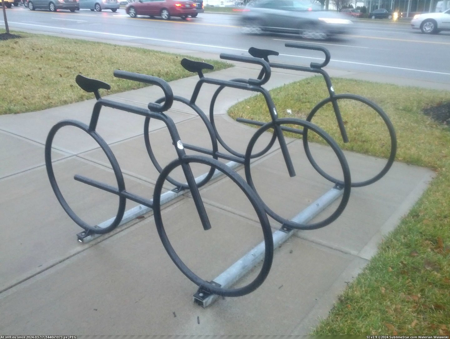 #Bike #Rack #Bikes #Shaped [Mildlyinteresting] This bike rack is shaped like bikes. 1 Pic. (Bild von album My r/MILDLYINTERESTING favs))