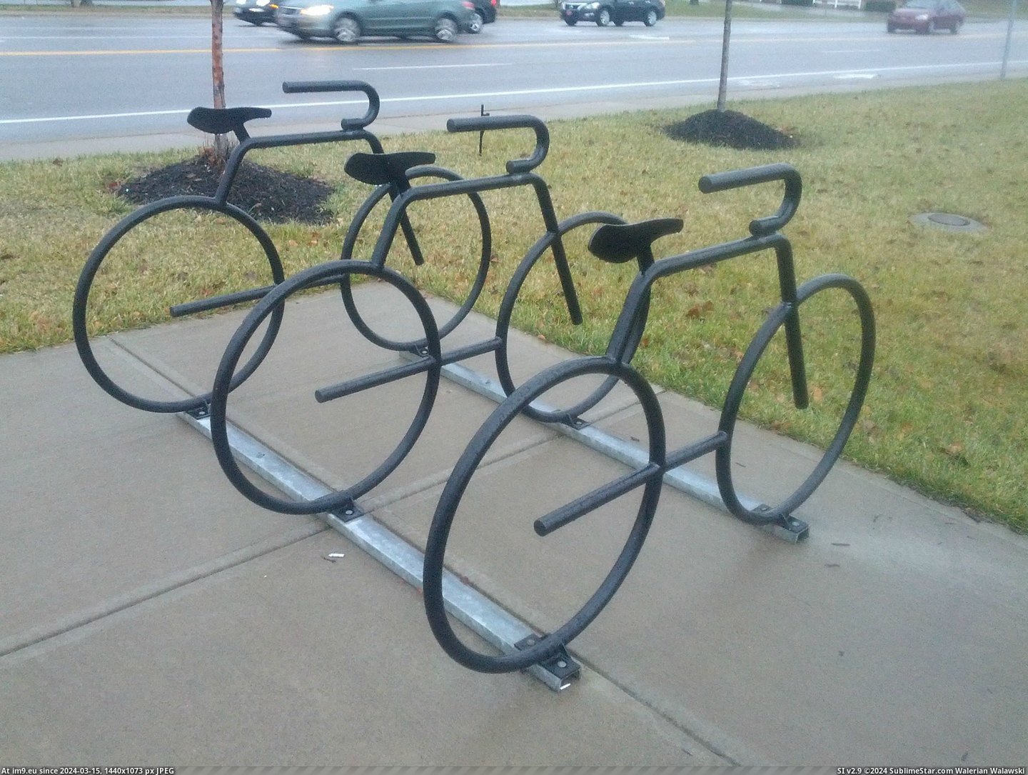 #Bike #Rack #Bikes #Shaped [Mildlyinteresting] This bike rack is shaped like bikes. 2 Pic. (Obraz z album My r/MILDLYINTERESTING favs))