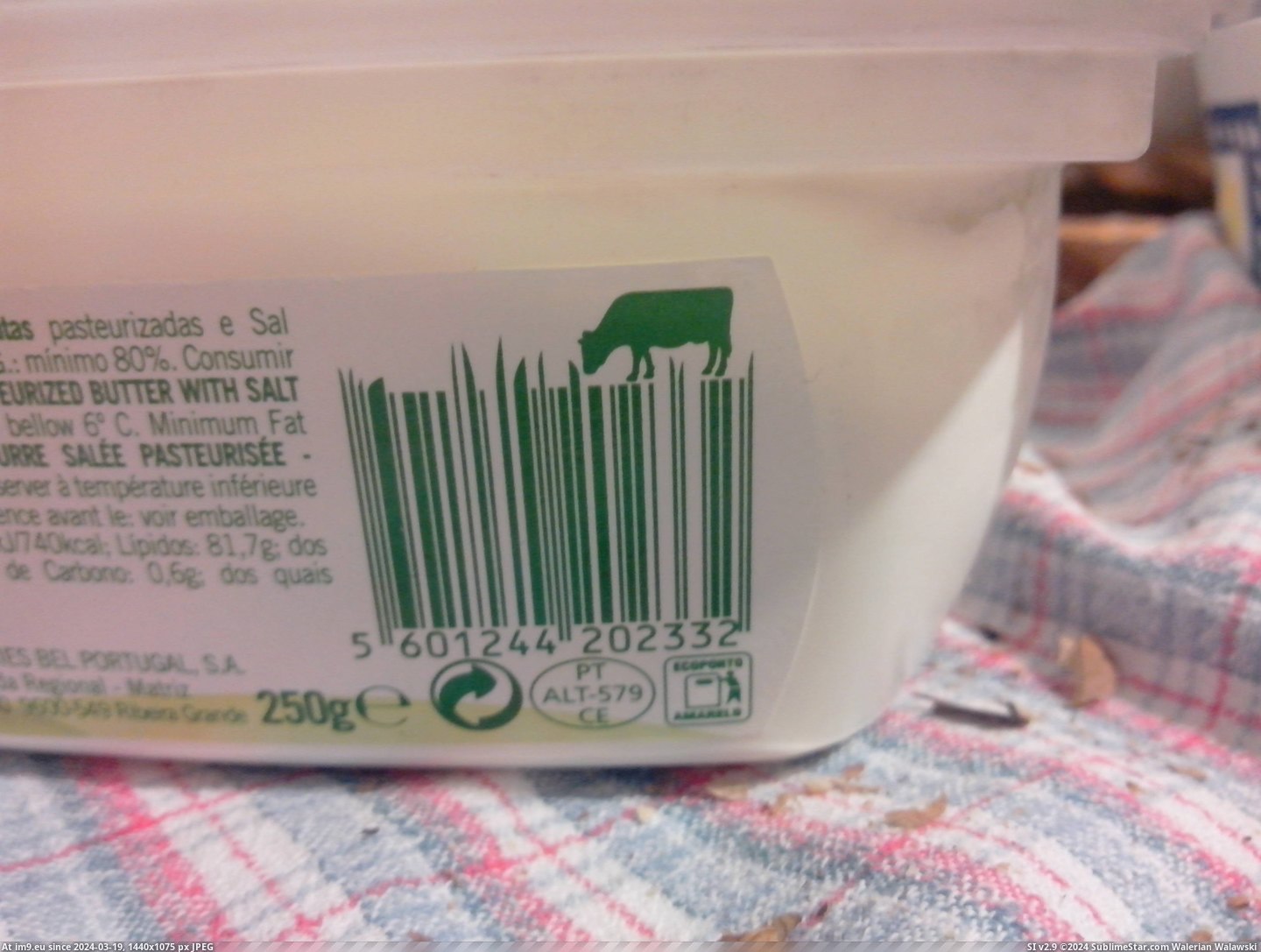 #Cow #Butter #Barcode #Eaten [Mildlyinteresting] This butter's barcode is being eaten by a cow Pic. (Obraz z album My r/MILDLYINTERESTING favs))