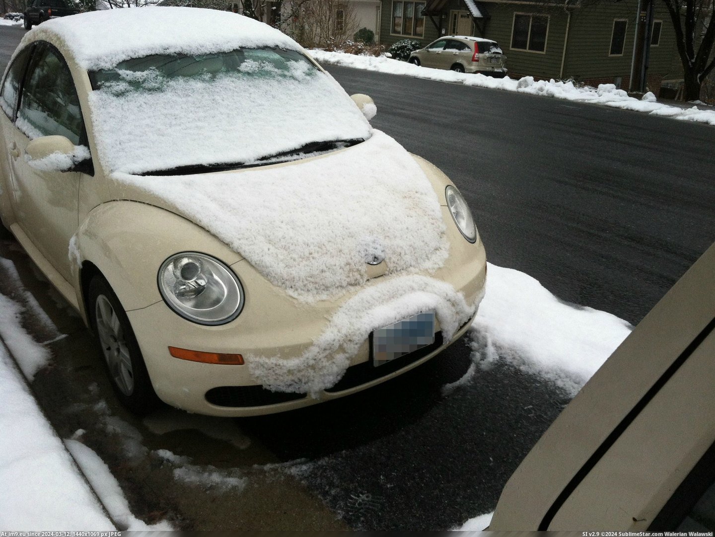 #Car #Mustache #Snow [Mildlyinteresting] This car has a mustache made of snow Pic. (Obraz z album My r/MILDLYINTERESTING favs))
