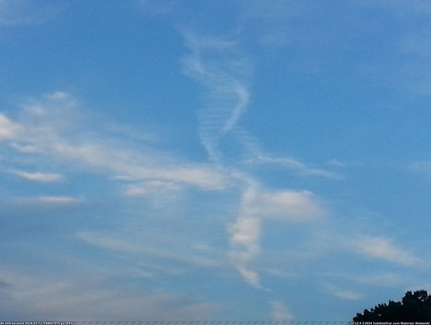 #Helix #Dna #Cloud [Mildlyinteresting] This cloud looks like a DNA helix Pic. (Image of album My r/MILDLYINTERESTING favs))