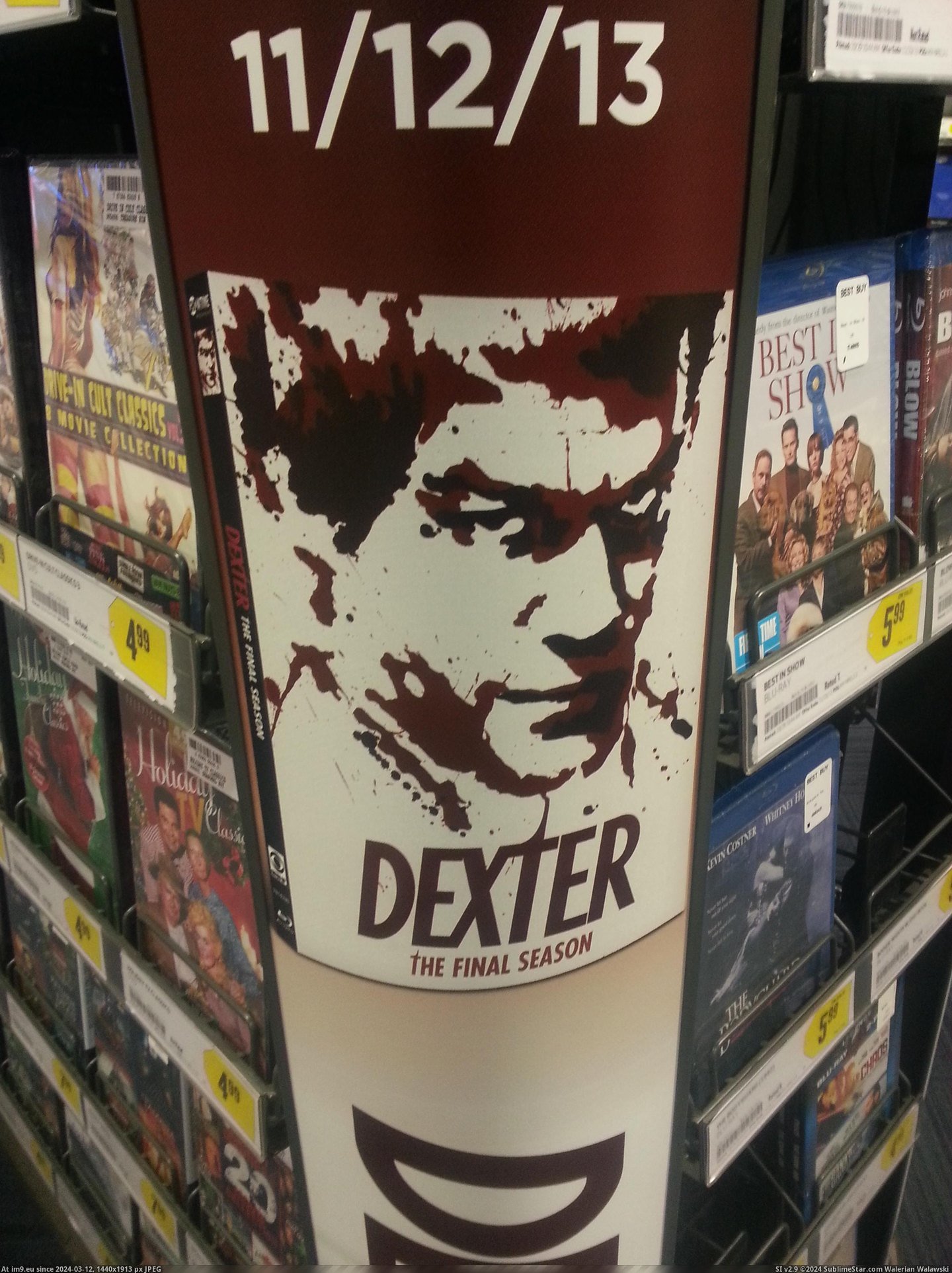 #Buy #Lee #Promo #Bruce #Dexter [Mildlyinteresting] This Dexter promo at Best Buy looks like Bruce Lee Pic. (Bild von album My r/MILDLYINTERESTING favs))