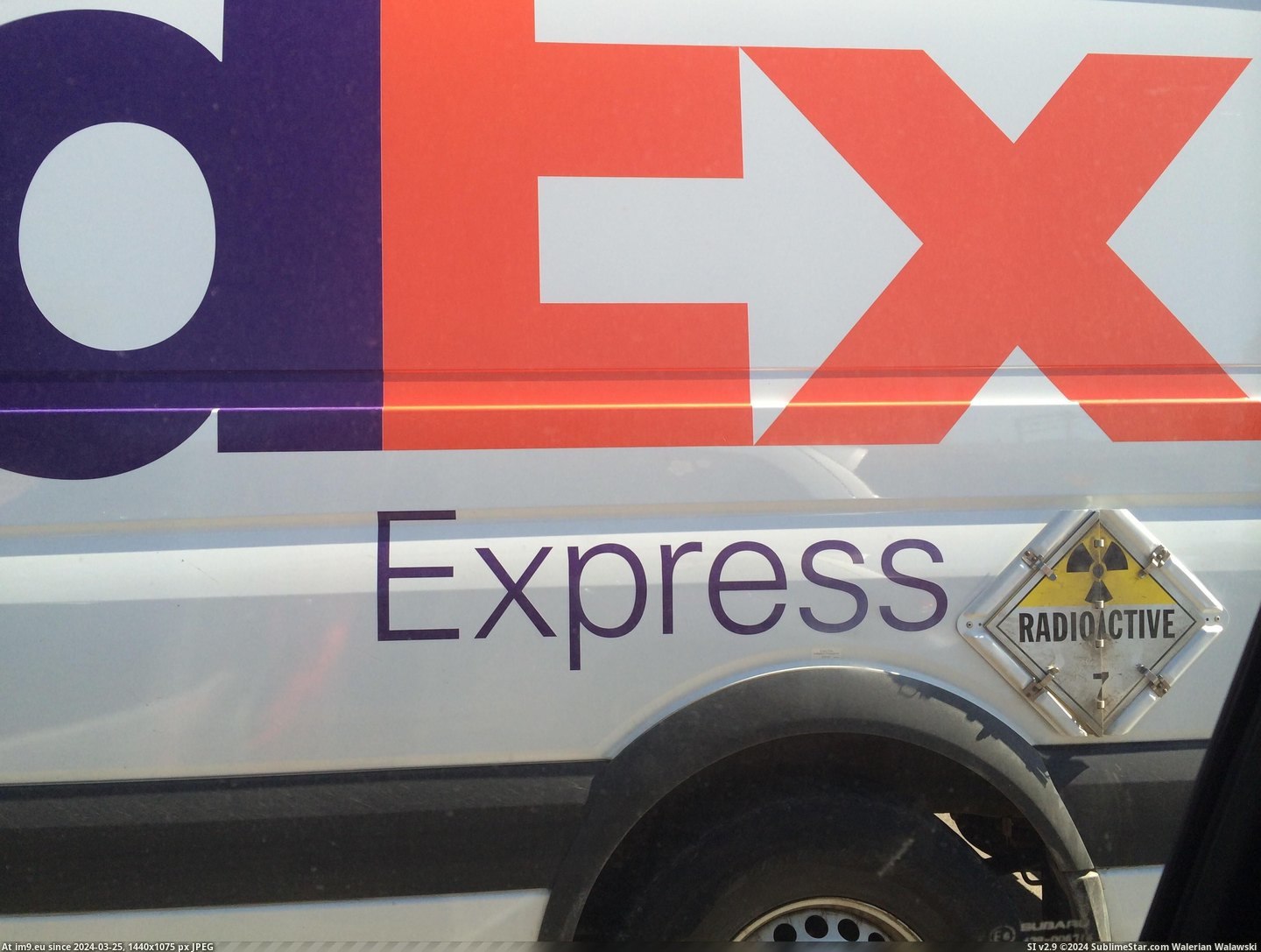 #Truck #Express #Radioactive #Carrying #Fedex [Mildlyinteresting] This FedEx Express truck is carrying something radioactive Pic. (Изображение из альбом My r/MILDLYINTERESTING favs))