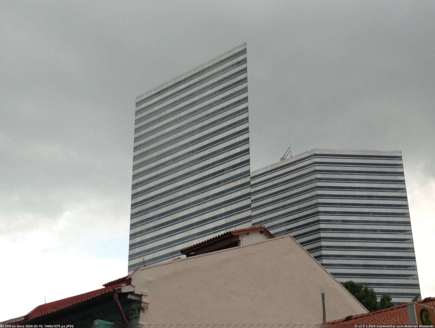 #Building #Dimensional #Highrise #Completely [Mildlyinteresting] This highrise building looks completely 2-dimensional Pic. (Obraz z album My r/MILDLYINTERESTING favs))