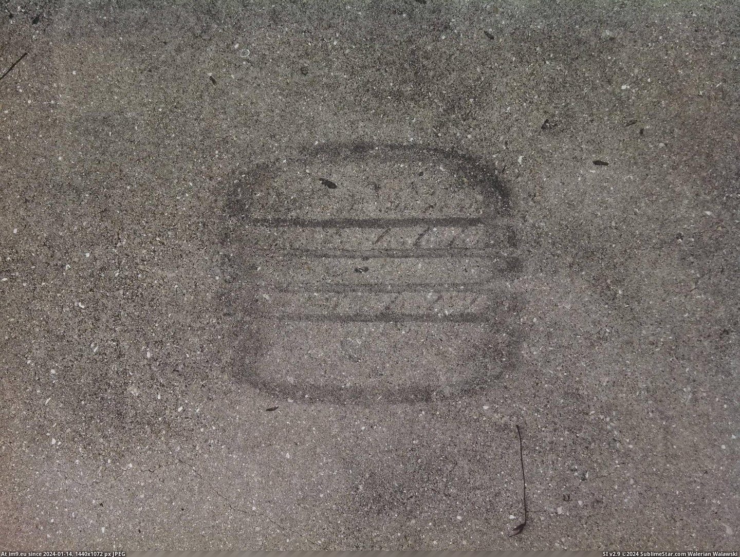 #Kinda #Mark #Hamburger #Driveway #Tire [Mildlyinteresting] This tire mark in my driveway kinda looks like a hamburger. Pic. (Изображение из альбом My r/MILDLYINTERESTING favs))
