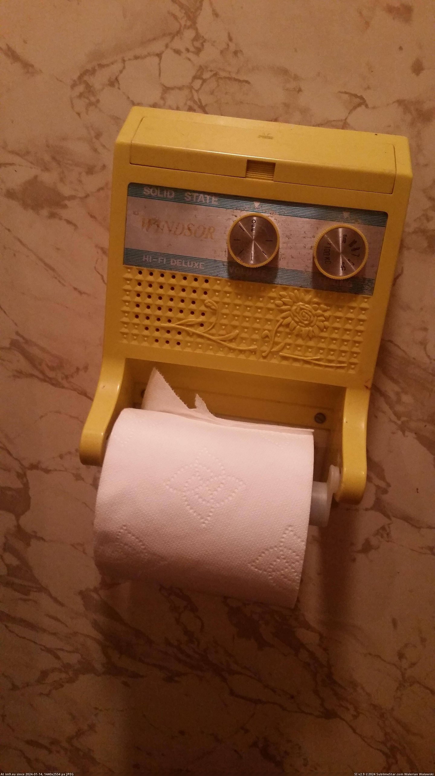 #Toilet #Holder #Radio #Paper [Mildlyinteresting] This toilet paper holder is also a radio. Pic. (Obraz z album My r/MILDLYINTERESTING favs))