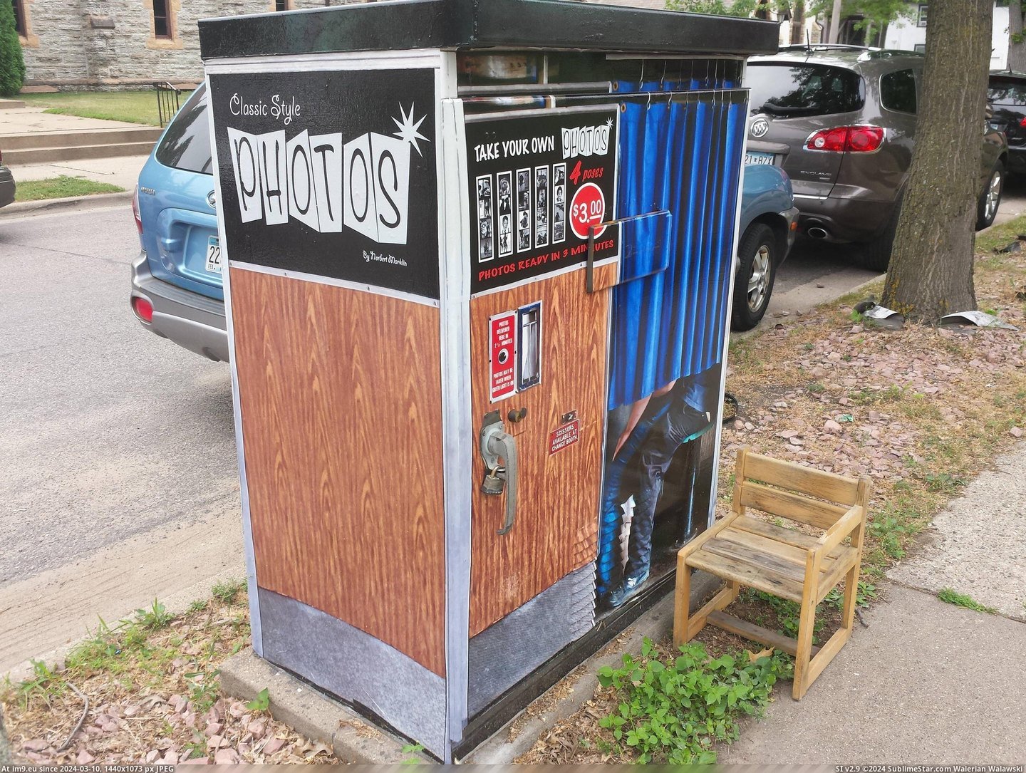 #Photo #Box #Utility #Painted #Booth [Mildlyinteresting] This utility box is painted to look like a photo booth Pic. (Image of album My r/MILDLYINTERESTING favs))