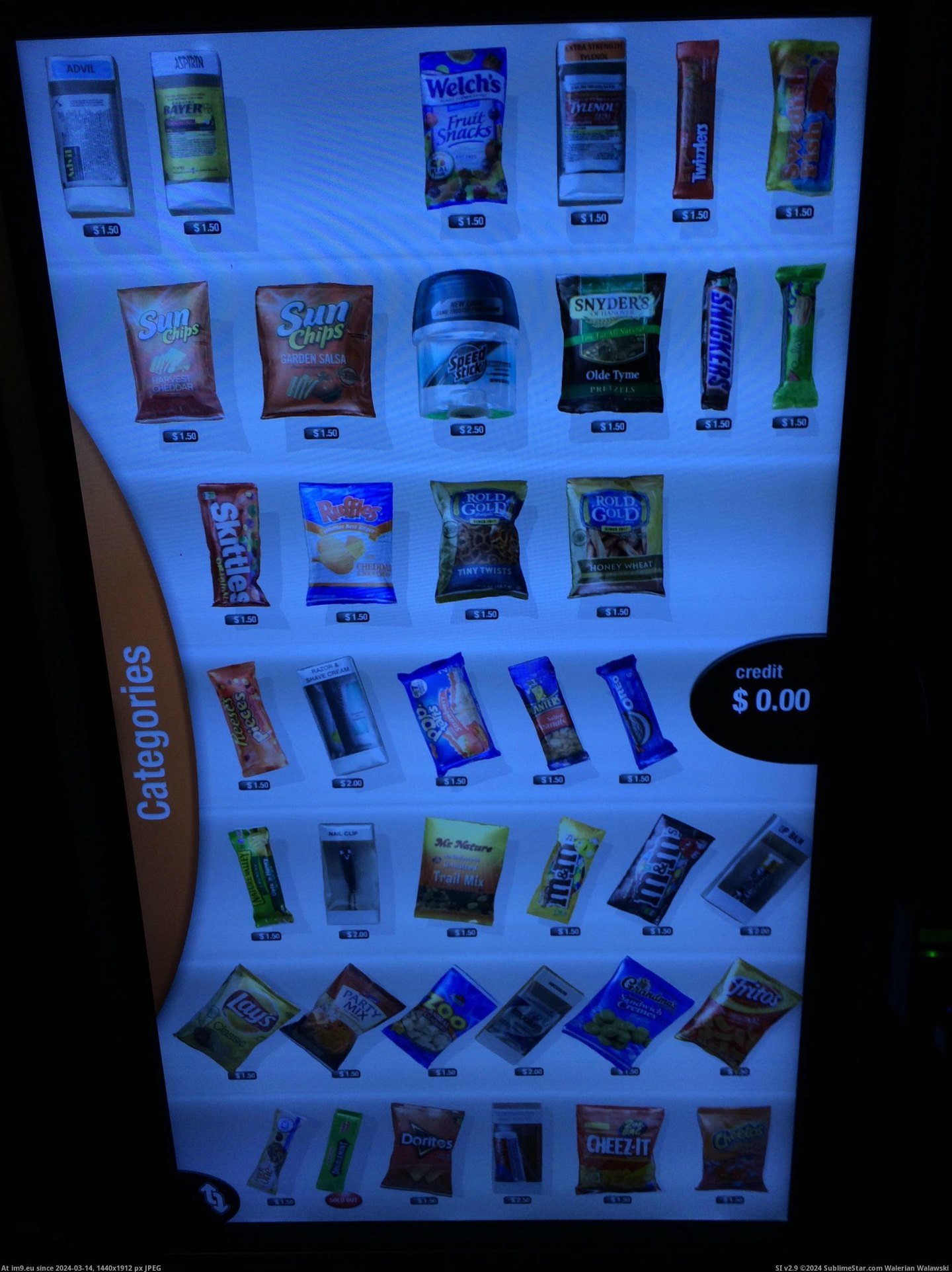 #Giant #Vending #Touchscreen #Machine [Mildlyinteresting] This vending machine is a giant touchscreen Pic. (Image of album My r/MILDLYINTERESTING favs))