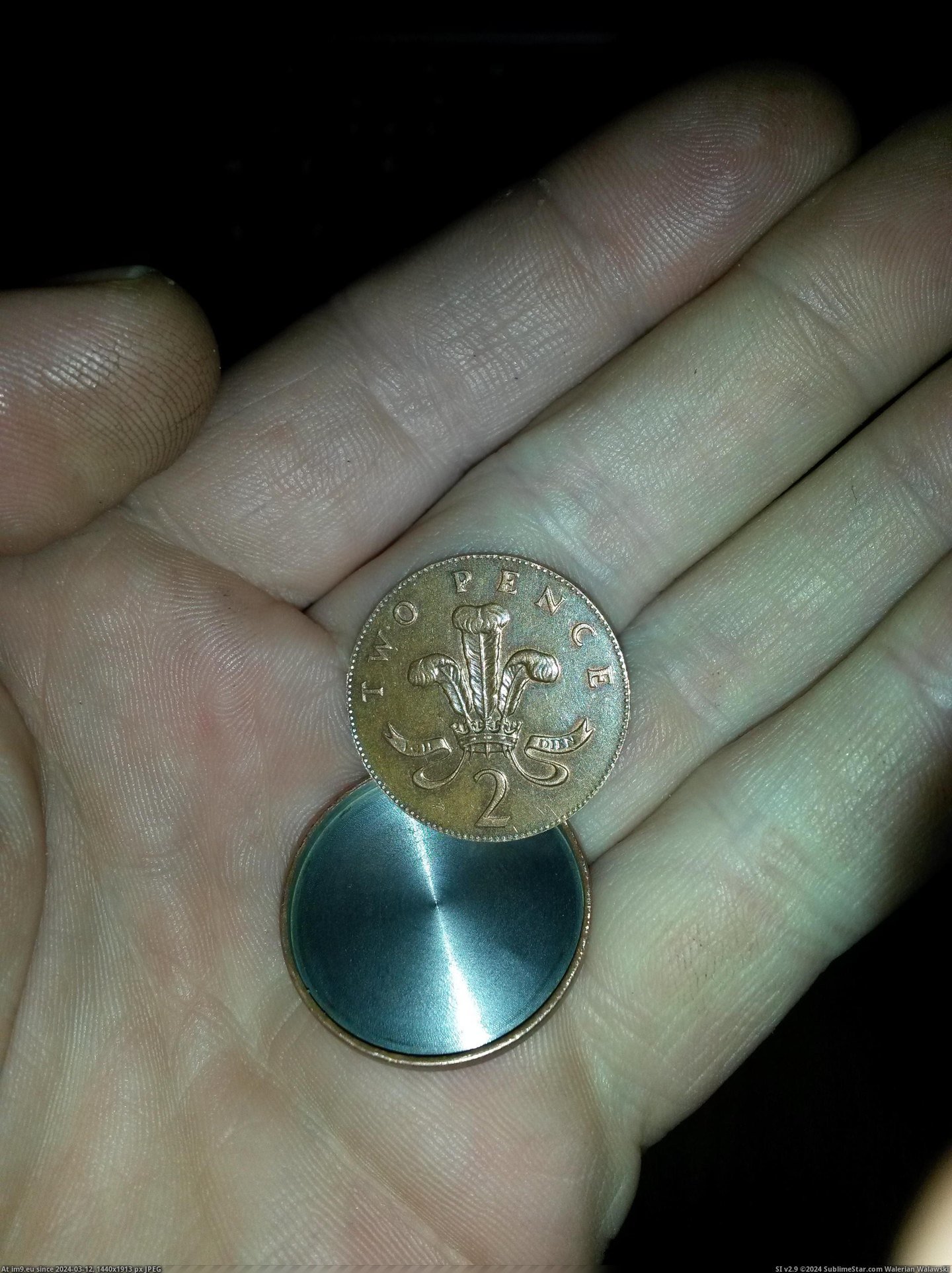 #Coin  #Opens [Mildlyinteresting] Today I found a coin that opens. Pic. (Obraz z album My r/MILDLYINTERESTING favs))