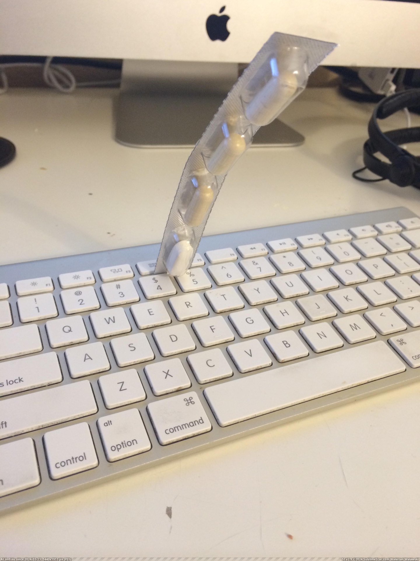 #Room #Strip #Tossed #Pills #Desk #Landed [Mildlyinteresting] Tossed a strip of pills at my desk from across the room and they landed like this. Pic. (Bild von album My r/MILDLYINTERESTING favs))
