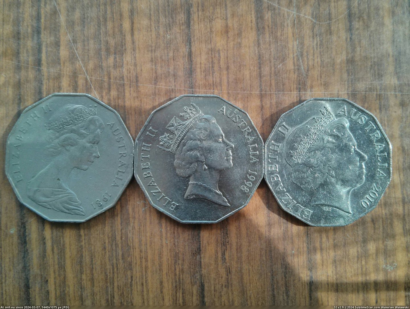 #Queen #Coins #Aging #Australian [Mildlyinteresting] You can see the queen aging on Australian coins 2 Pic. (Image of album My r/MILDLYINTERESTING favs))