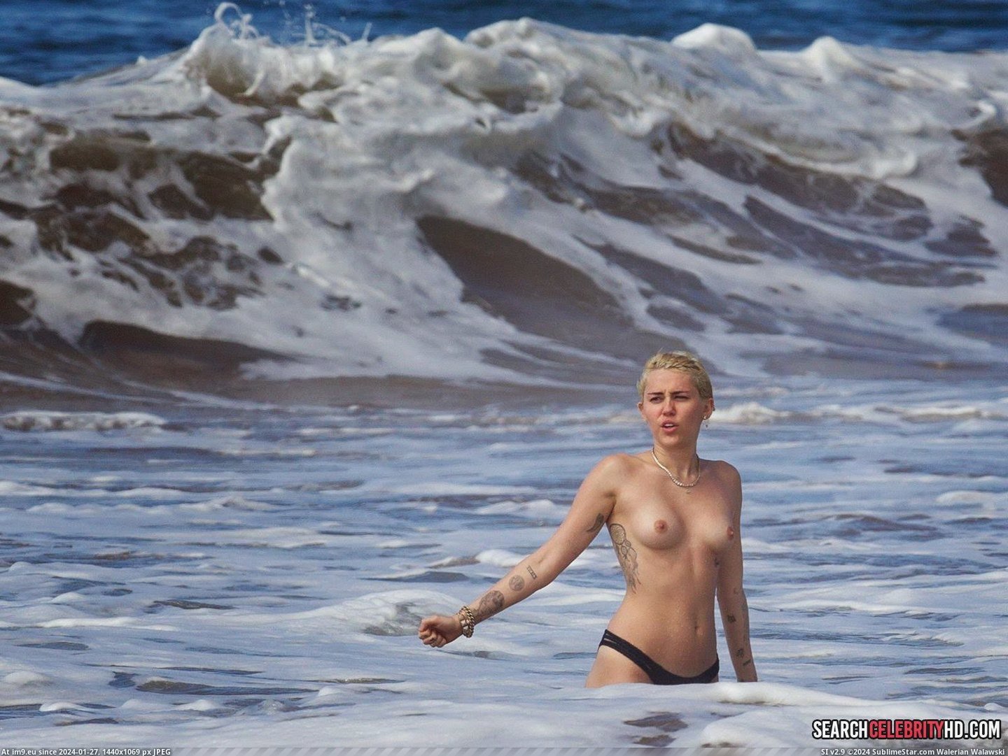 Miley Cyrus Topless Bikini Candid Photos In Hawaii (24) (in Miley Cyrus Topless Bikini Candid Photos In Hawaii)