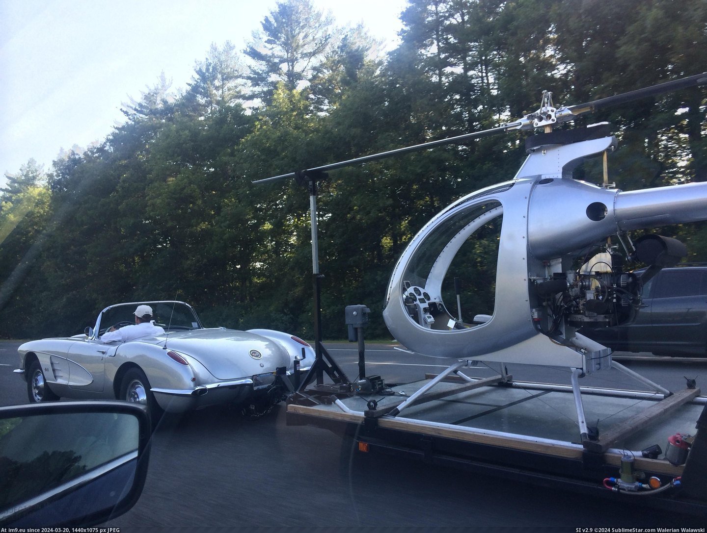 #Guy #Life #Towing #Corvette #Helicopter #Winning [Pics] 50's corvette towing a helicopter. this guy is winning at life. Pic. (Bild von album My r/PICS favs))