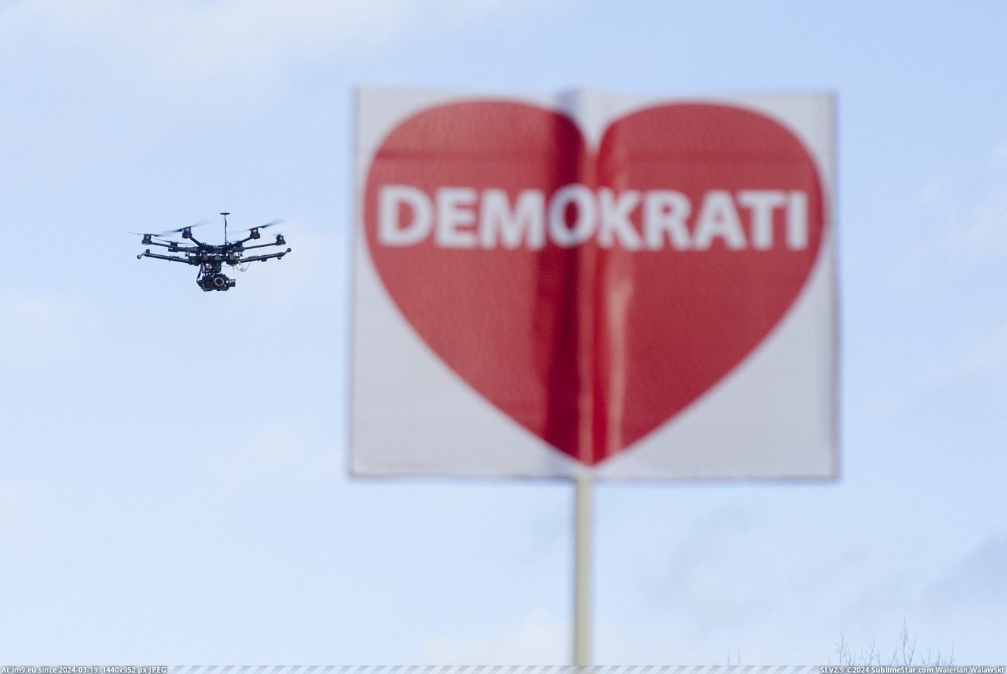 #Part #Good #Drone #Flew #Democracy #Got #Protest [Pics] A drone flew over a protest I took part in today. Got quite a good pic (democracy) Pic. (Obraz z album My r/PICS favs))