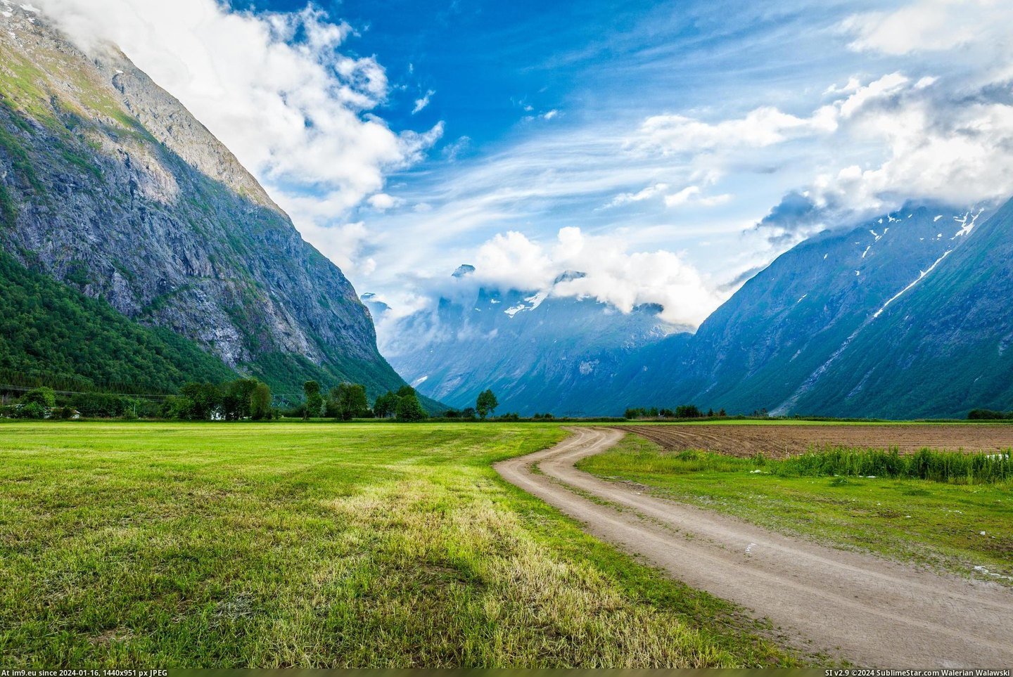 #Road #Simple #Norway [Pics] A simple road in Norway Pic. (Image of album My r/PICS favs))