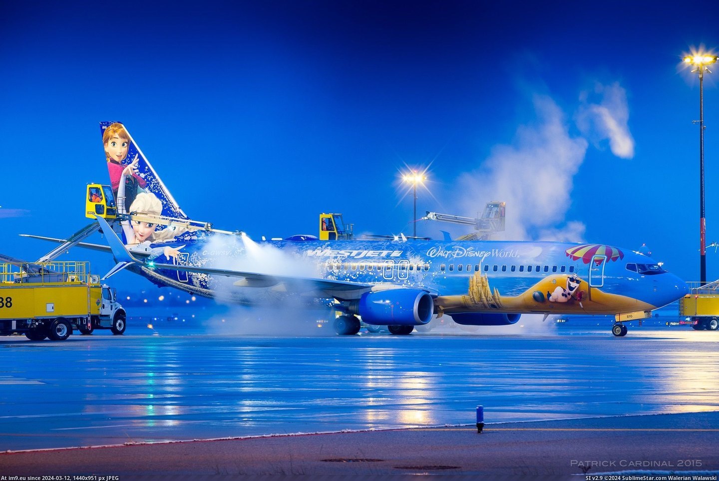 #Frozen #Airport #Crews #Plane #Ground [Pics] Airport ground crews de-icing a Frozen plane Pic. (Bild von album My r/PICS favs))