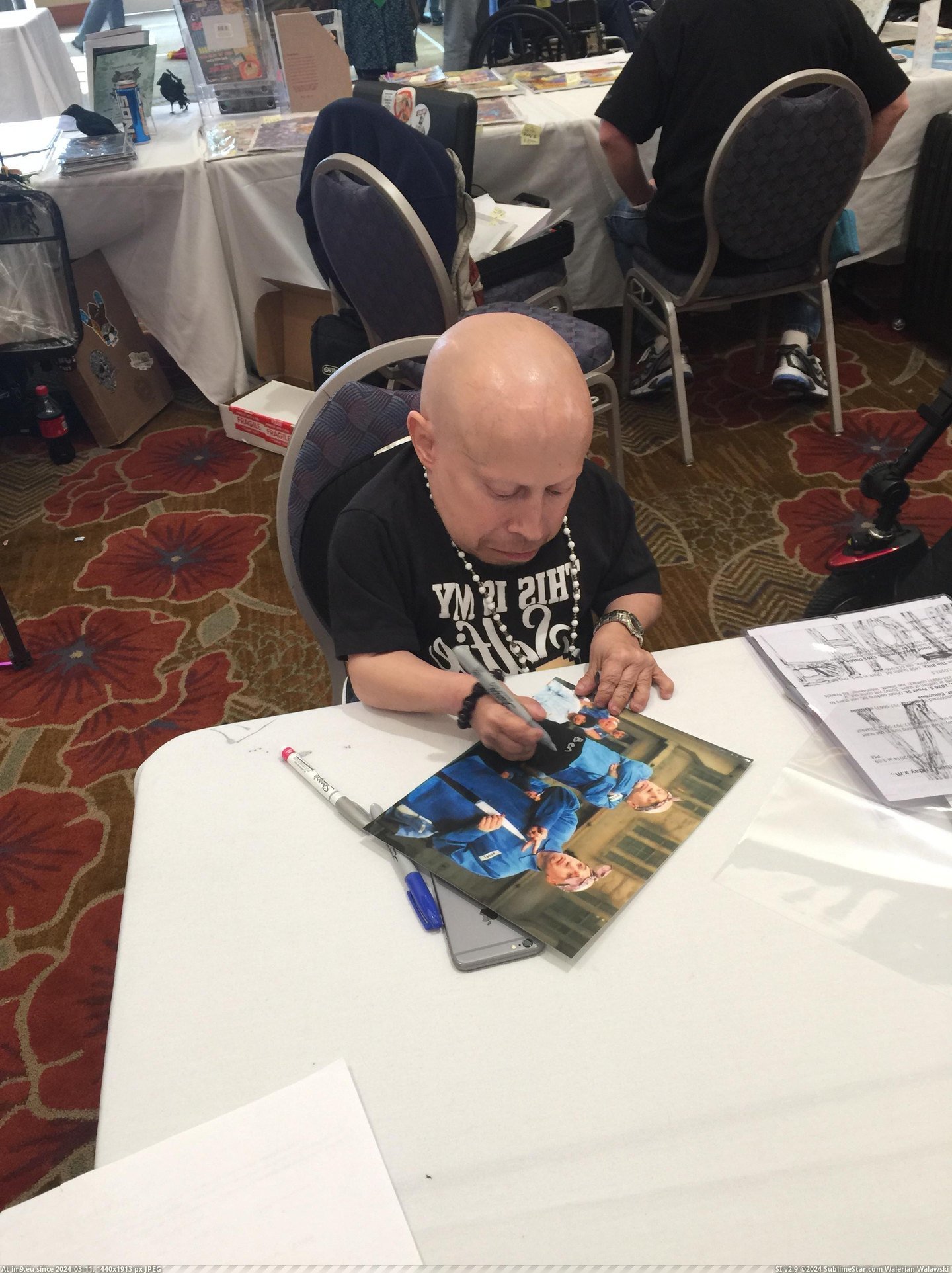 #Told  #Met [Pics] I met Verne Troyer, and I told him I use reddit. 2 Pic. (Image of album My r/PICS favs))