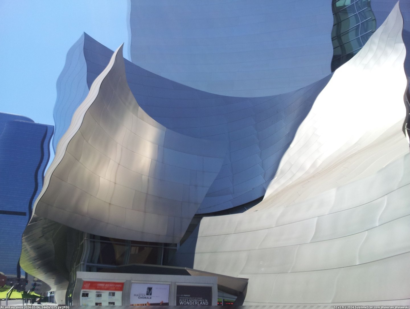 #Picture #Disney #Concert #Vibrate #Walt #Phone #Hall [Pics] I tried to take a picture of the Walt Disney Concert Hall when my phone started to vibrate Pic. (Obraz z album My r/PICS favs))