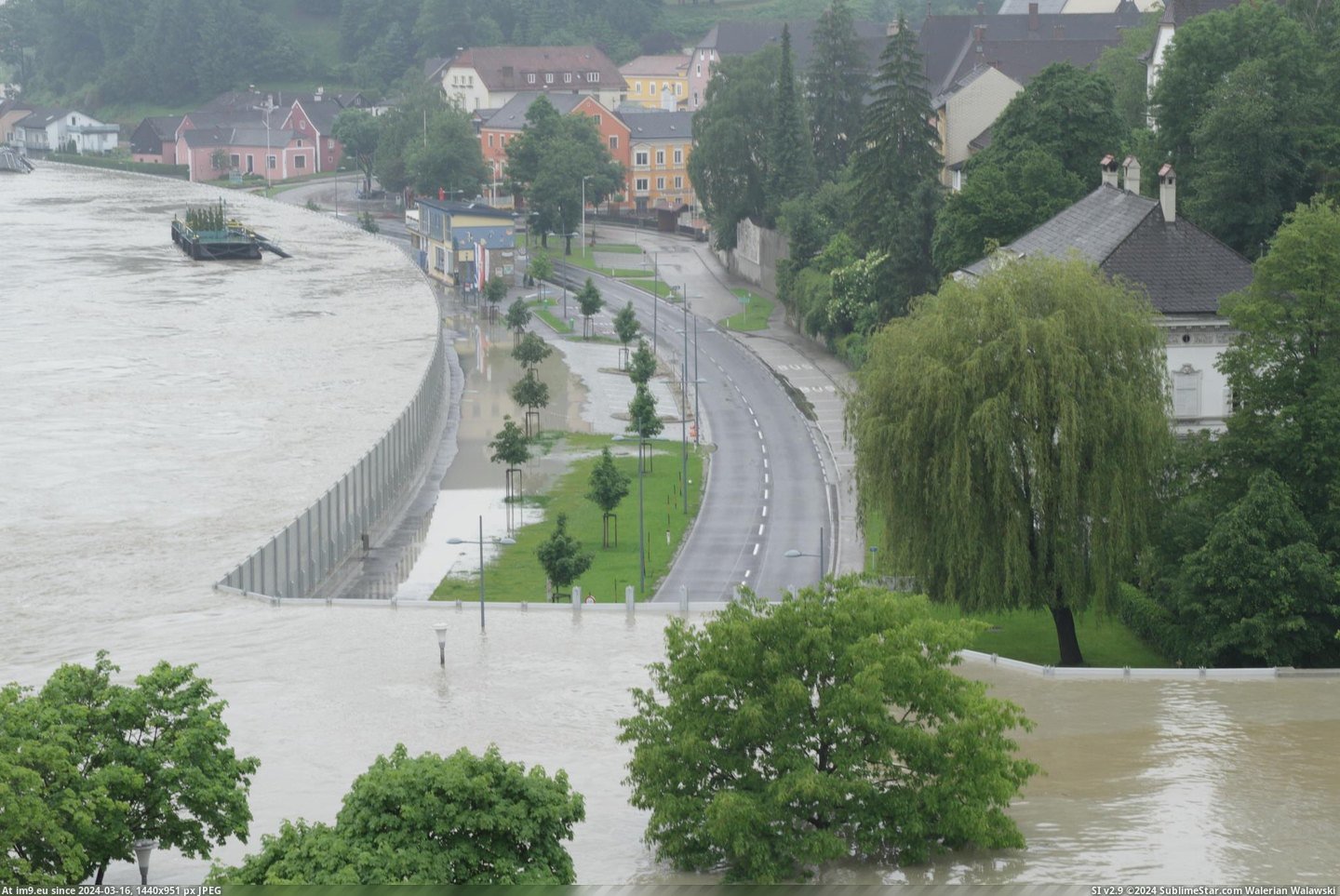 #Amazing #Wall #Engineering #Feat #Flood #Austria #Mobile [Pics] Mobile flood wall in Austria, amazing feat of engineering. Pic. (Obraz z album My r/PICS favs))