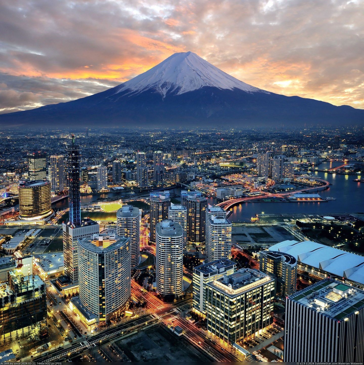#Fuji #Yokohama #Overlooking [Pics] Mt. Fuji overlooking Yokohama Pic. (Bild von album My r/PICS favs))