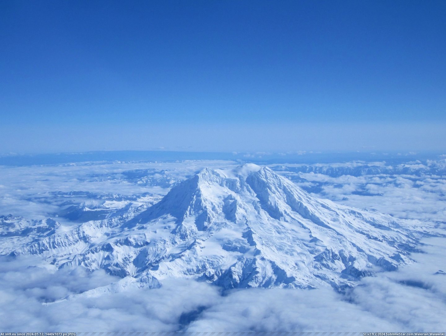 #Out #Rainier #Airplane #Window [Pics] Mt. Rainier out of the airplane window Pic. (Image of album My r/PICS favs))