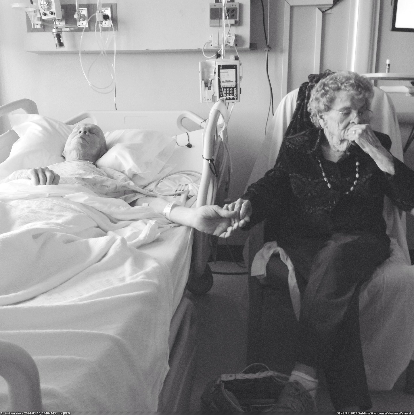 #Year #Old #Beautiful #Dying #Grandmother #Hospit #Caught #Moment #Grandfather [Pics] My 91-year-old grandfather is dying. Caught this beautiful moment between he and my 92-year-old grandmother in the hospit Pic. (Obraz z album My r/PICS favs))