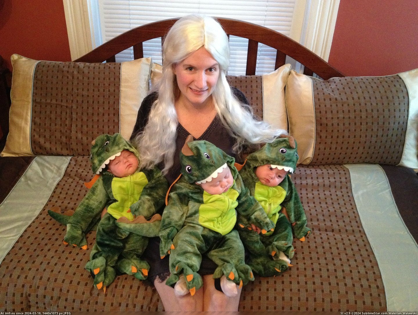 #For #Year #Sister #Dragons #Triplets #Had #Halloween #Queen [Pics] My sister had triplets this year...went with Queen of Dragons for Halloween Pic. (Obraz z album My r/PICS favs))
