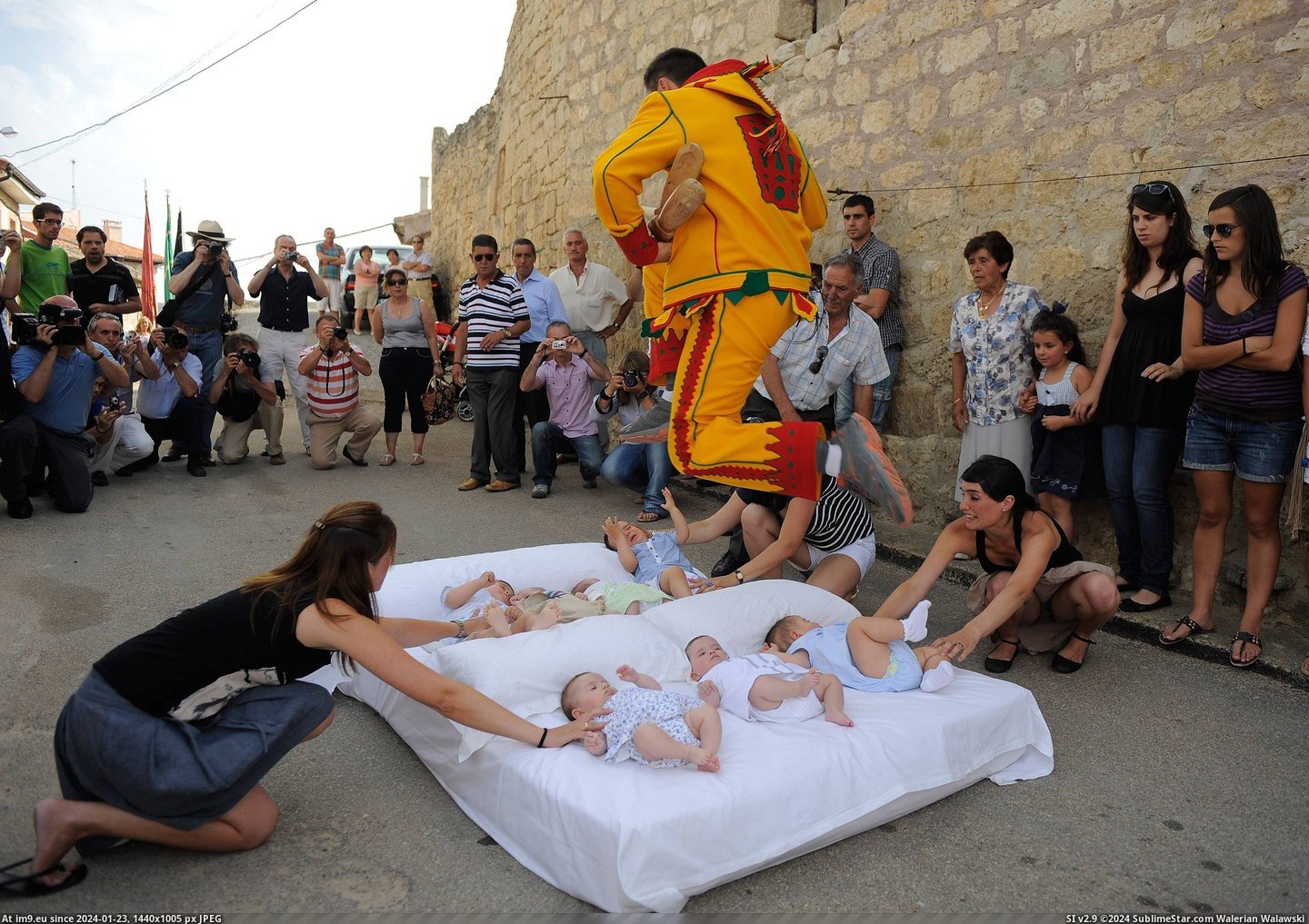 #Wtf #Baby #Festival #Spain #Jumping [Wtf] Baby Jumping Festival in Spain Pic. (Obraz z album My r/WTF favs))