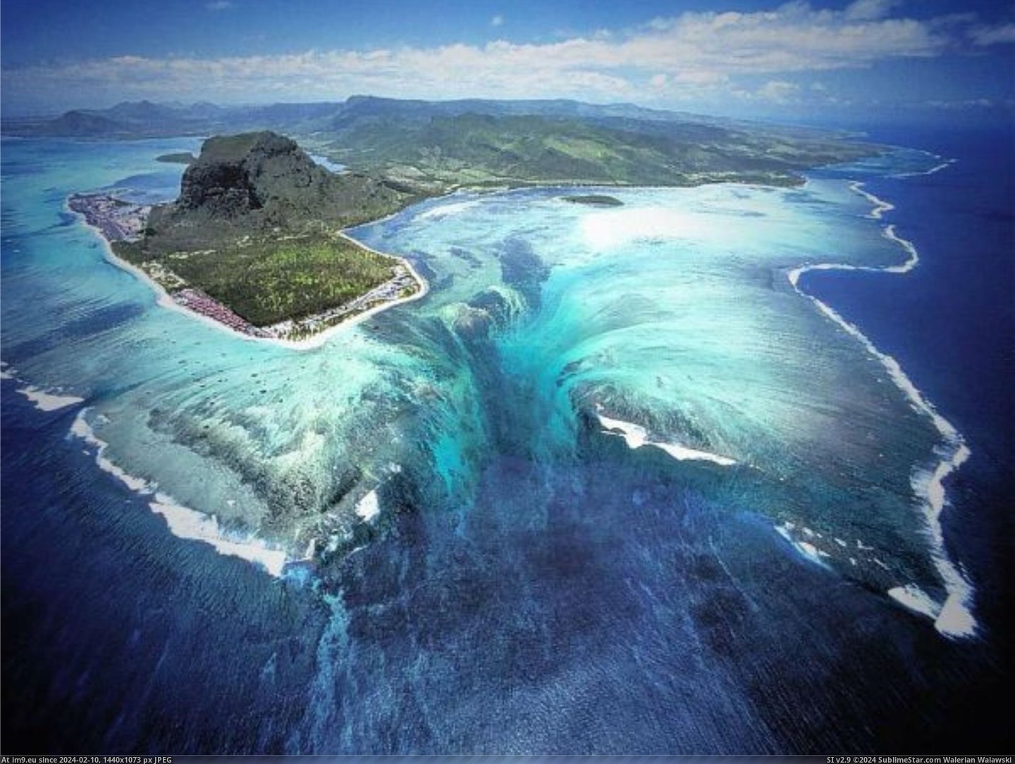 #Wallpapers #Island #Michael #Mauritius #Friedel #Underwater #Enormous #Plateau [Earthporn] Enormous underwater plateau - Island of Mauritius - by Michael Friedel [2420x1815] Pic. (Obraz z album My r/EARTHPORN favs))