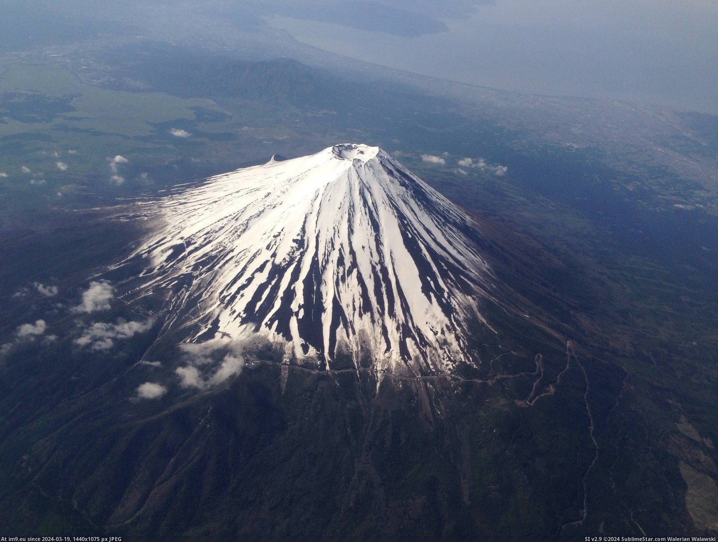 #May #Japan #Fuji #3264x2448 #Flying [Earthporn] Flying over Mt. Fuji, Japan 19 May 2014 [3264x2448] [OC] Pic. (Image of album My r/EARTHPORN favs))