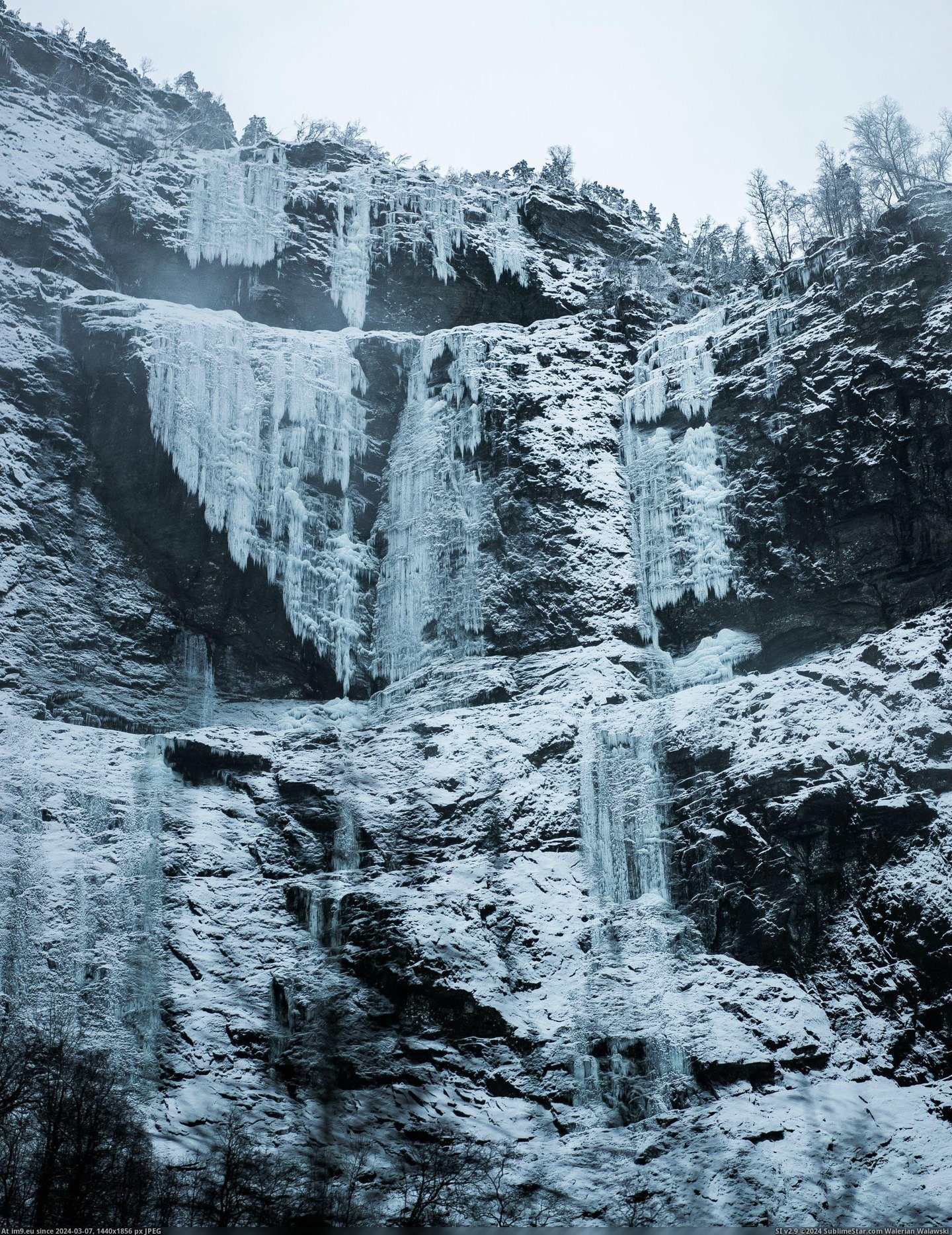 #Norway #Waterfall #Frozen [Earthporn] Frozen waterfall in Norway  [2295x2970] Pic. (Obraz z album My r/EARTHPORN favs))
